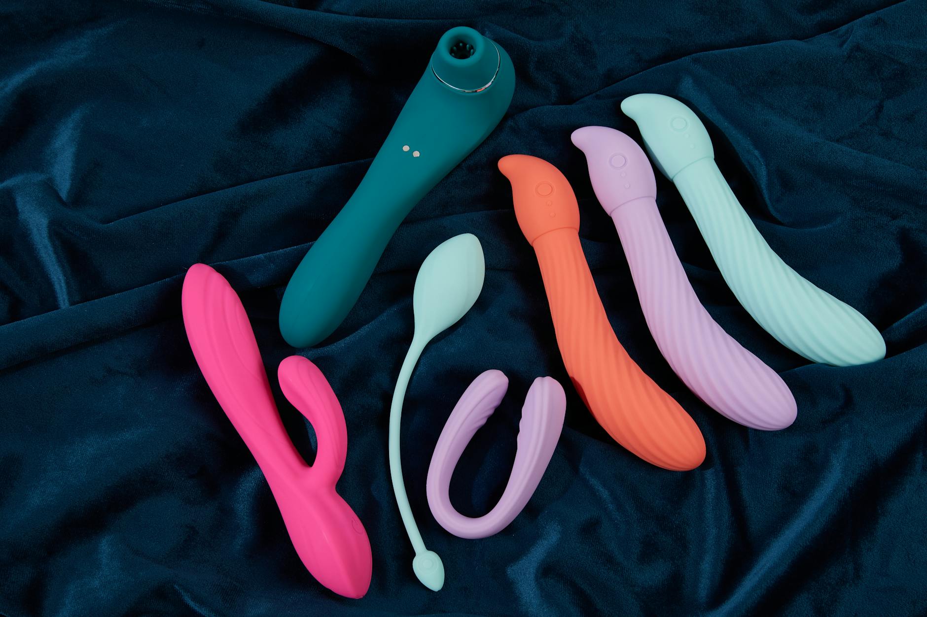 Vibratori colorati su superficie blu scuro