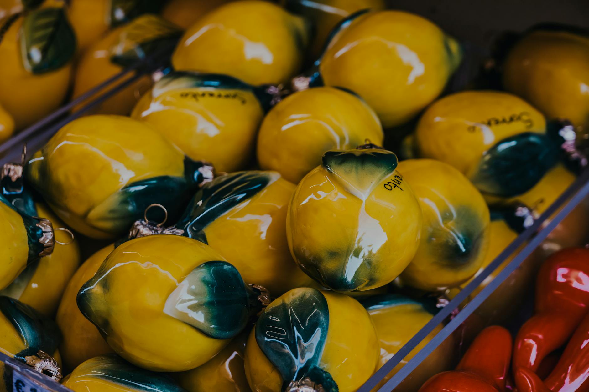 Limoni gialli in una disposizione artistica che simboleggia il rinnovamento sensoriale