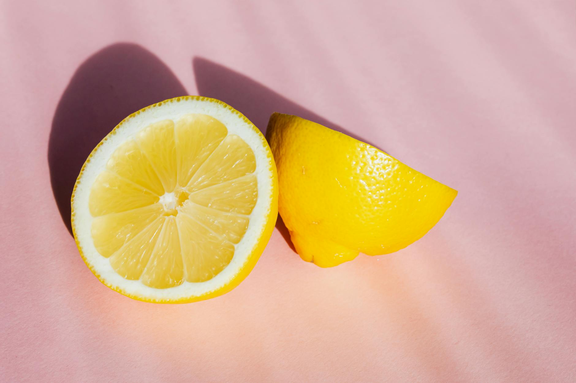 Limoni gialli brillanti su sfondo verde pastello, che rappresentano freschezza e vitalità